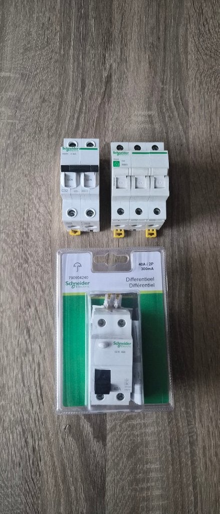 A saisir: differenciel et disjoncteur Schneider electic, Bricolage & Construction, Électricité & Câbles, Enlèvement ou Envoi, Neuf