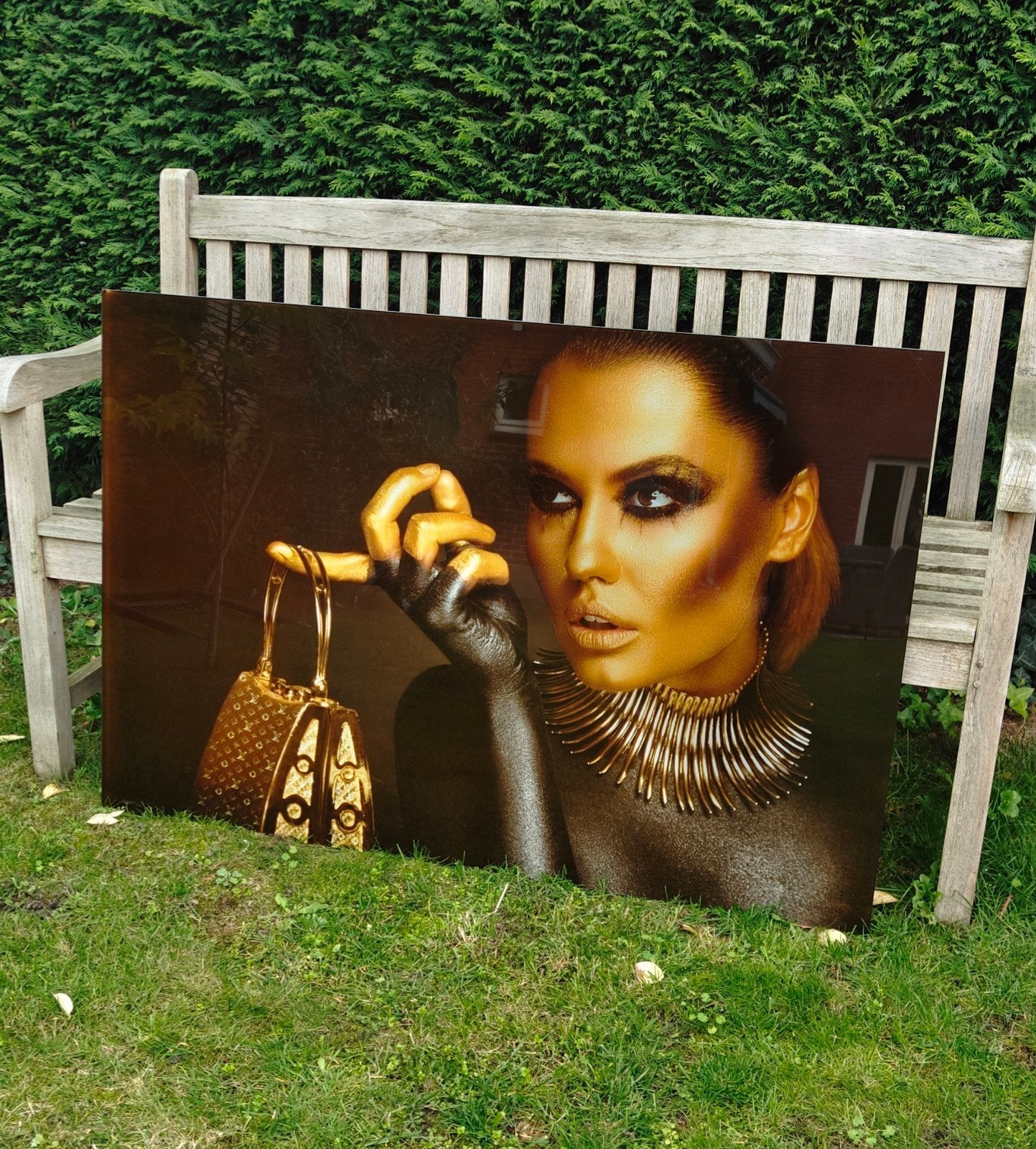 Peinture d'art sur verre Louis Vuitton, Enlèvement