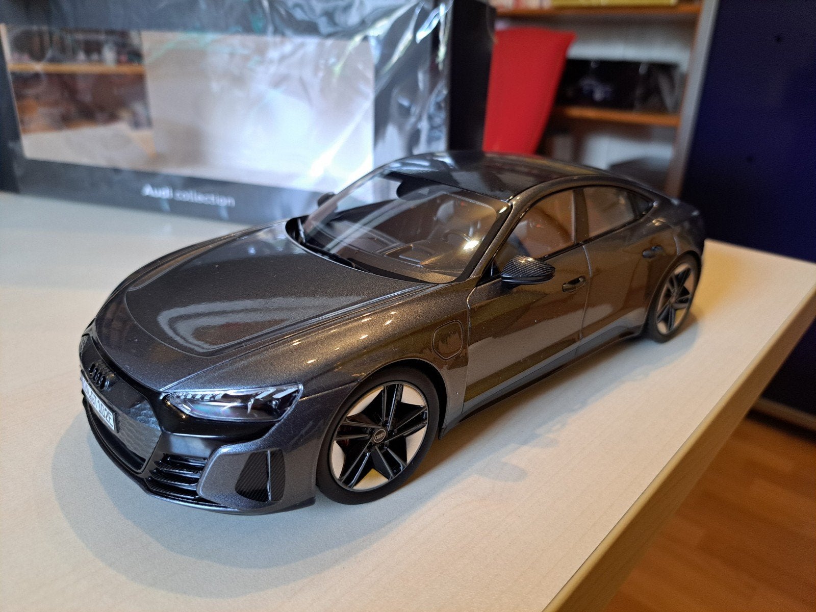 Audi RS e-tron GT 1/18 Norev Dealer 1/18 Neuve

Mi, Enlèvement ou Envoi, Neuf, Voiture, Norev