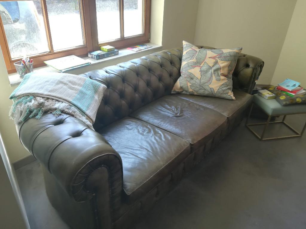 Authentieke Chesterfield bank - Leer - karaktervolle patina, Ophalen, Gebruikt, Vintage, Driepersoons