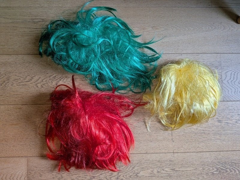 déguisement / accessoires - perruques colorées, Enlèvement, Comme neuf
