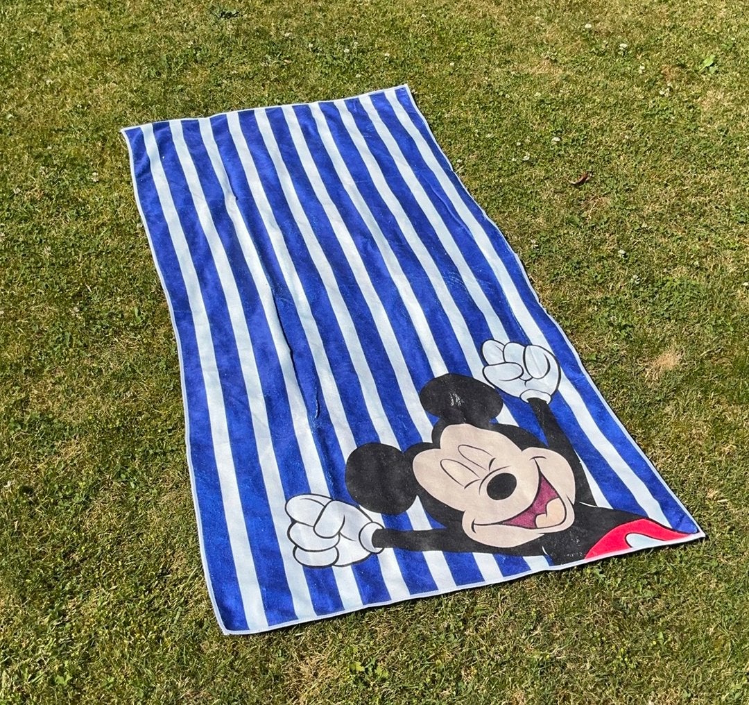 Blauw en wit gestreept strand- badlaken met Mickey Mouse., Huis en Inrichting, Ophalen, Zo goed als nieuw
