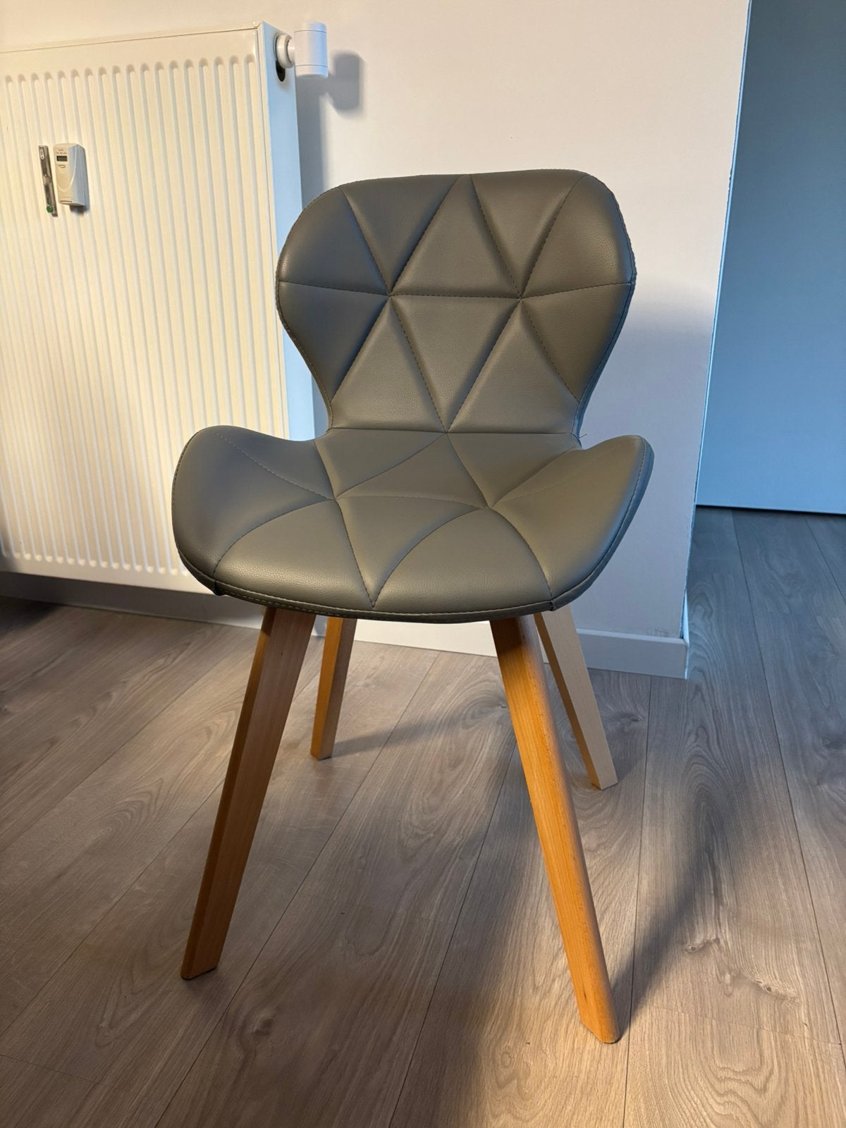 6 chaises grises matelassées en similicuir / pieds en bois, Bois, Gris, Comme neuf, Enlèvement
