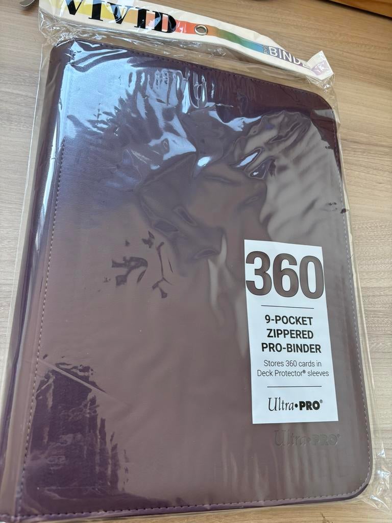Ultra pro Pro-Binder Vivid 9-Pocket Zippered Midnight Plum, Hobby en Vrije tijd, Ophalen of Verzenden, Zo goed als nieuw