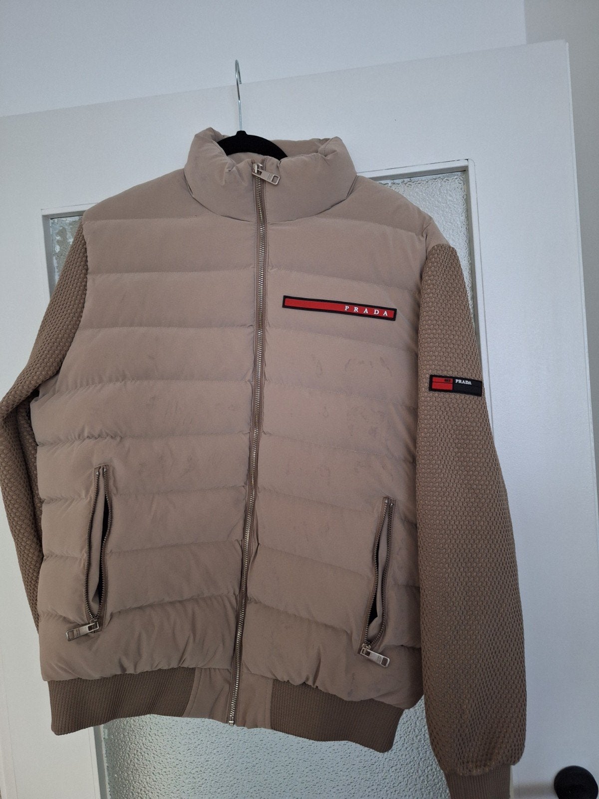 Prada jas, Ophalen