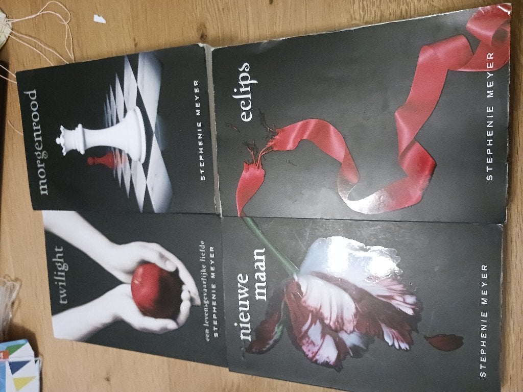 Stephanie Meyer-4 boeken, Boeken, Fantasy, Ophalen of Verzenden, Gelezen, Stephanie Meyer