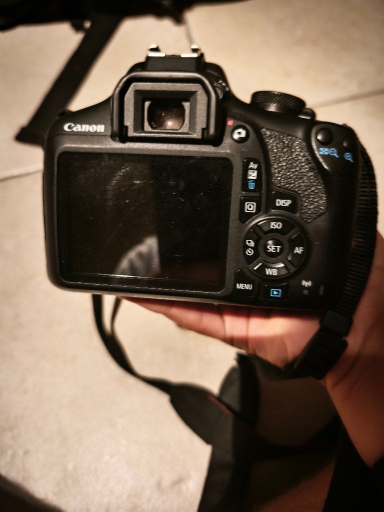 Canon EOS 2000D + Canon EFS 18-55mm lens + Canon EF 75-300, Spiegelreflex, Accu, Ophalen of Verzenden, Zo goed als nieuw