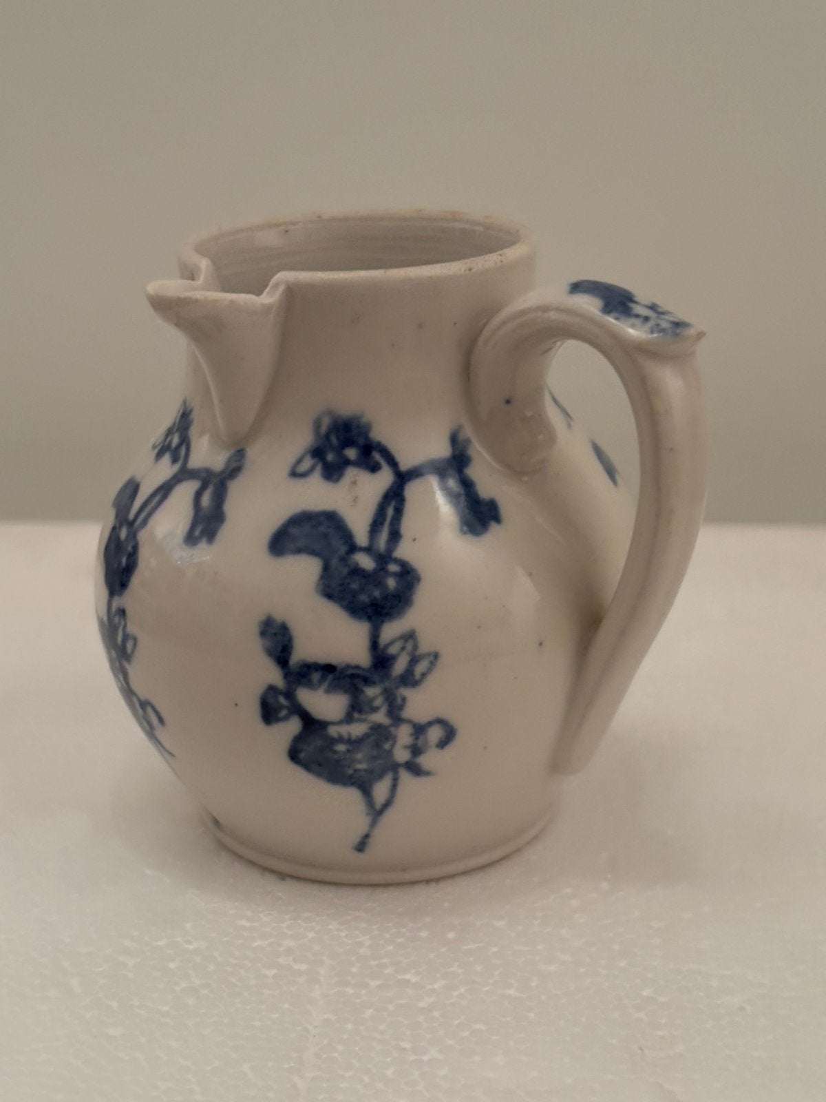 Superbe pot à lait blanc-bleu ,9 cm de haut Style Saint-Uze, Enlèvement ou Envoi
