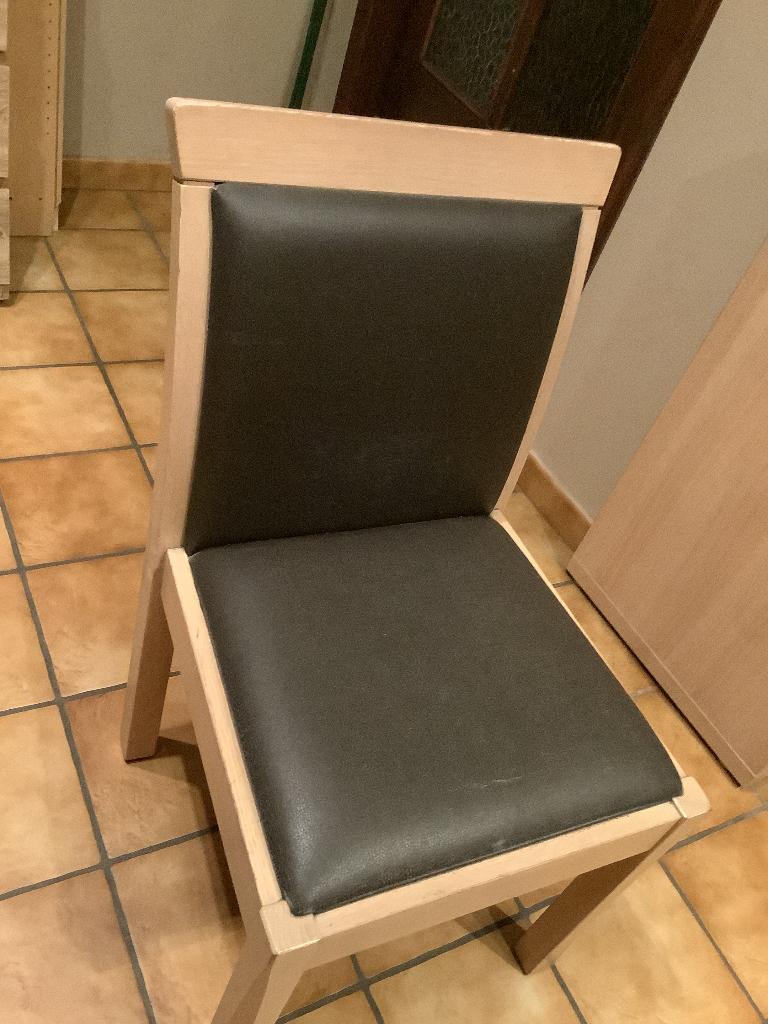 Cherche chaises en bois massif de salle à manger, Comme neuf, Brun, Enlèvement, Cinq, Six Chaises ou plus
