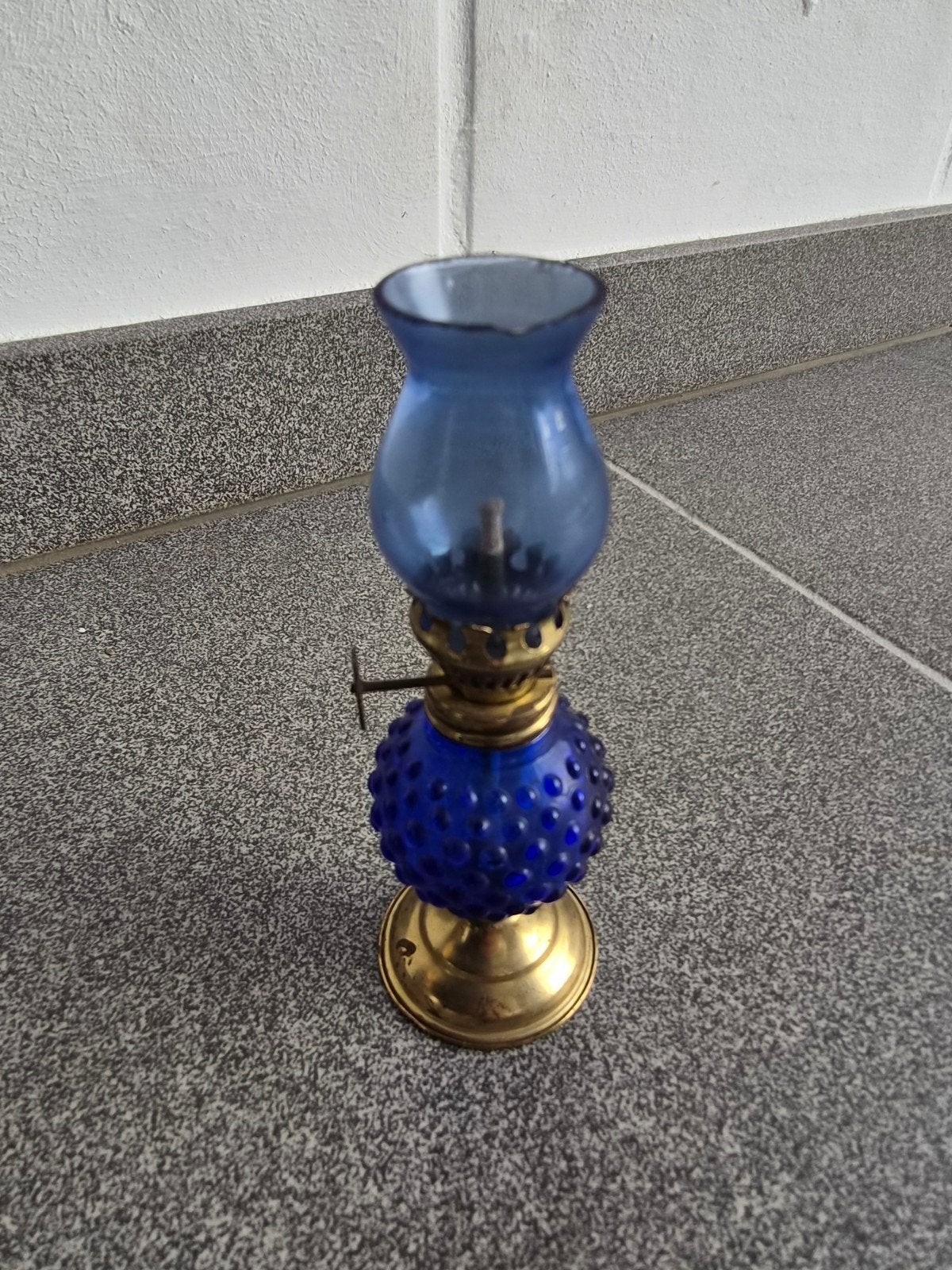 Vintage miniatuur olielamp – Kobaltblauw Hobnail glas, Antiek en Kunst, Ophalen of Verzenden