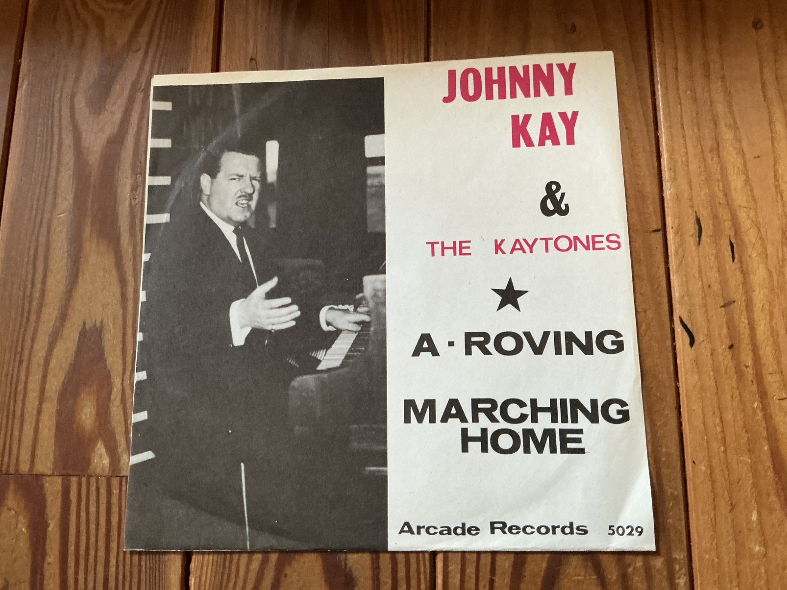7” Johnny Kay & the Kaytones - Marching home, Ophalen of Verzenden, Zo goed als nieuw