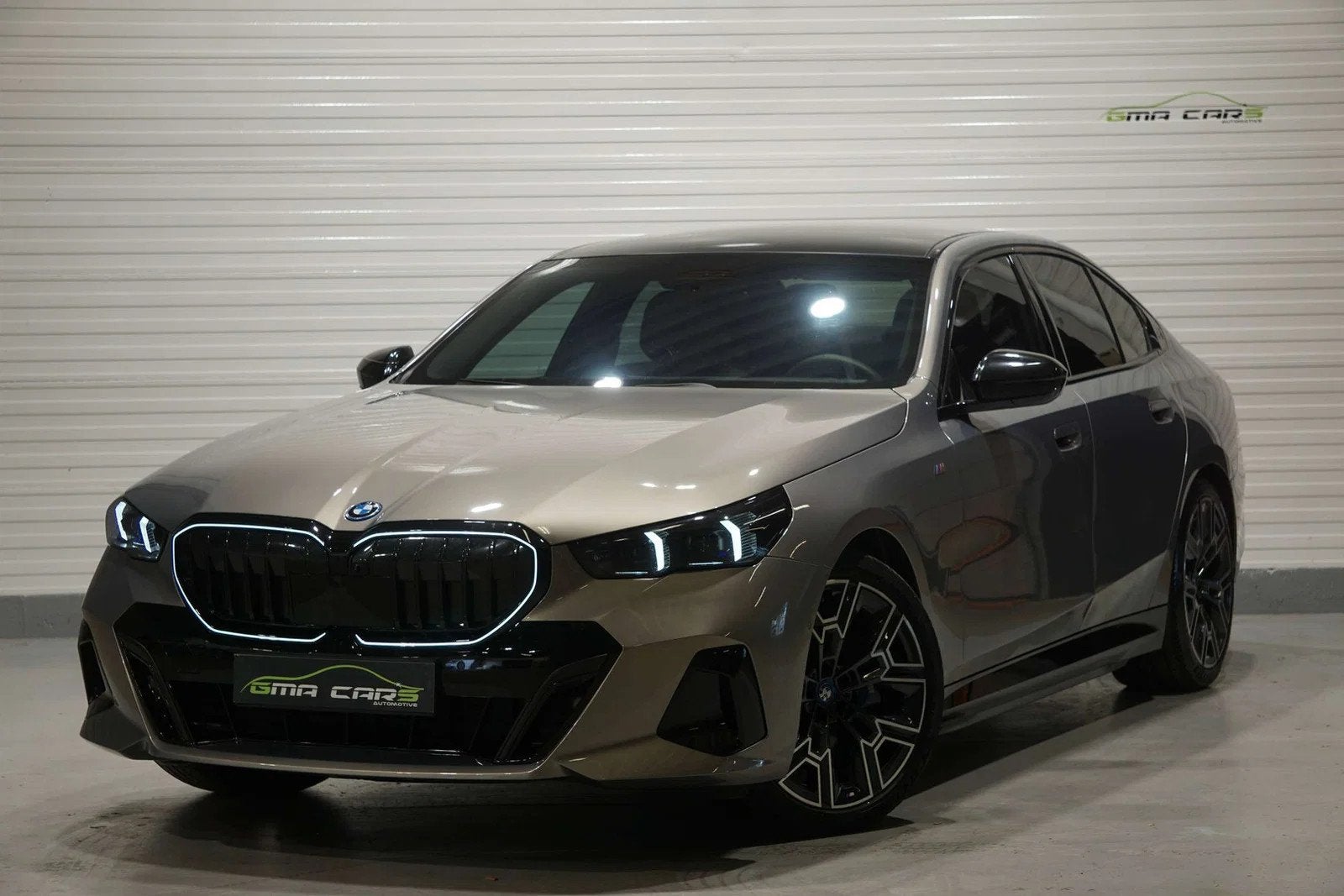 BMW i5 i5 eDrive40-Navi-360Cam-Pano-Keyless-HeadUp-DodeH-G, Auto's, BMW, Automaat, 4 deurs, 340 pk, Beige