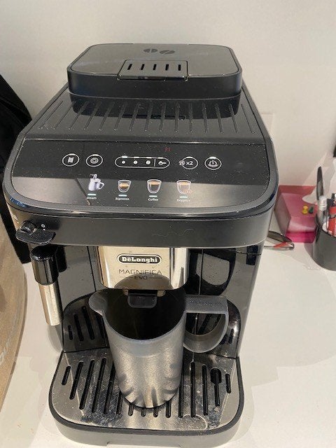 Expresso machine DeLonghi, Réservoir d'eau amovible, 2 à 4 tasses, Café moulu, Utilisé