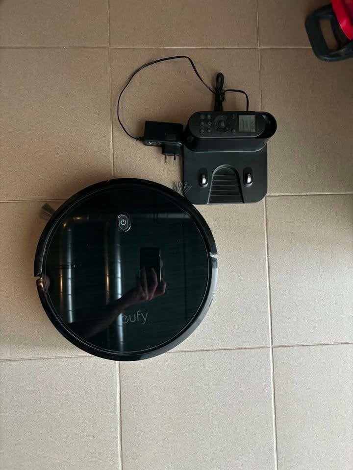 Robot Aspirateur Eufy avec base et télécommande, Electroménager, Aspirateurs, Utilisé, Aspirateur robot, Autres marques, Convient aux sols durs