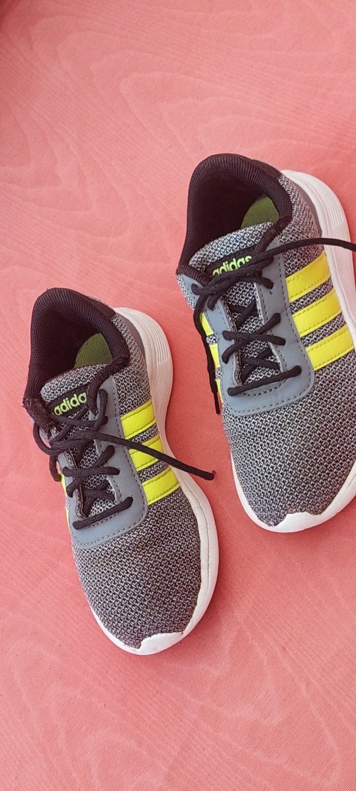 snaekers maat 30 adidas, Enfants & Bébés, Vêtements de bébé | Chaussures & Chaussettes, Enlèvement ou Envoi, Comme neuf, Garçon ou Fille