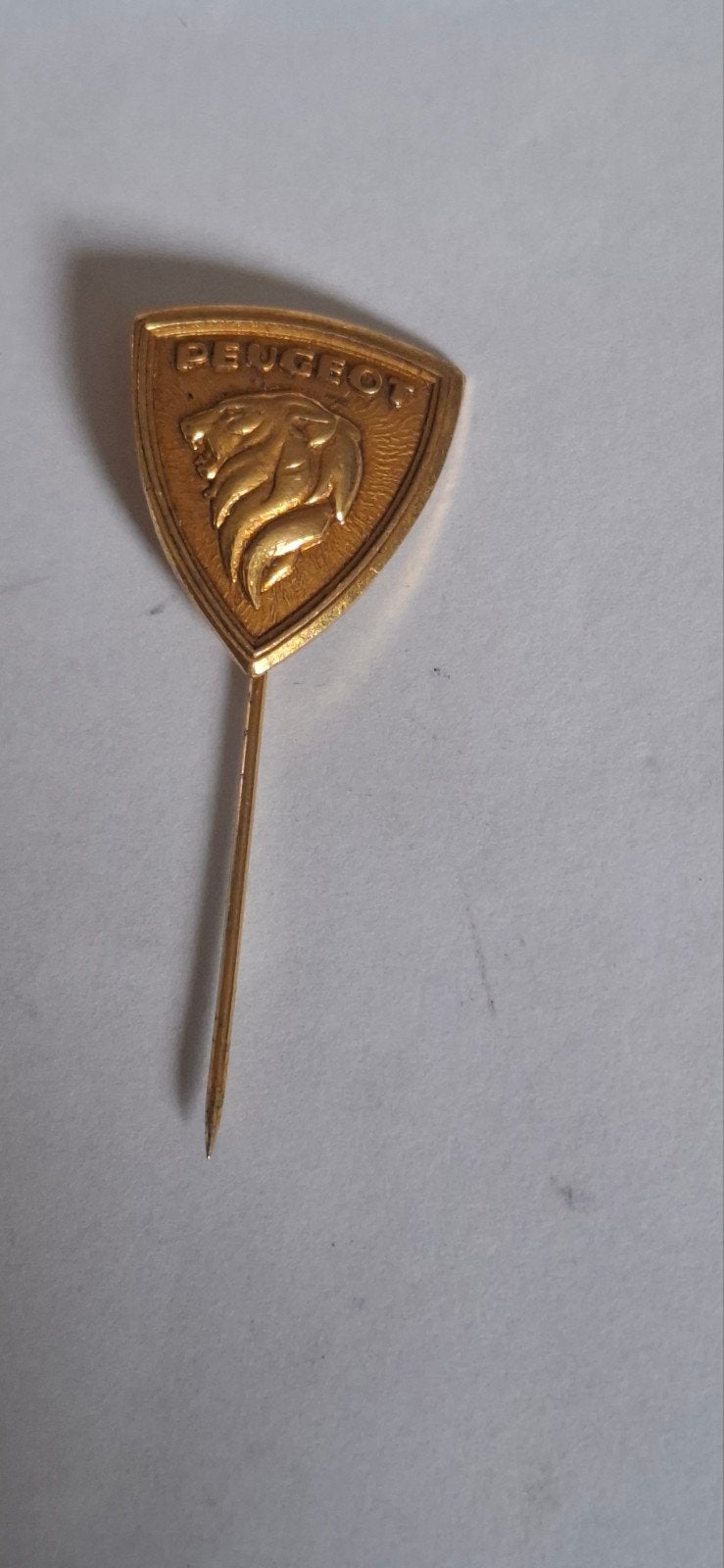 18k gouden speld Peugeot 1960., Collections, Enlèvement ou Envoi, Comme neuf, Marque, Insigne ou Pin's