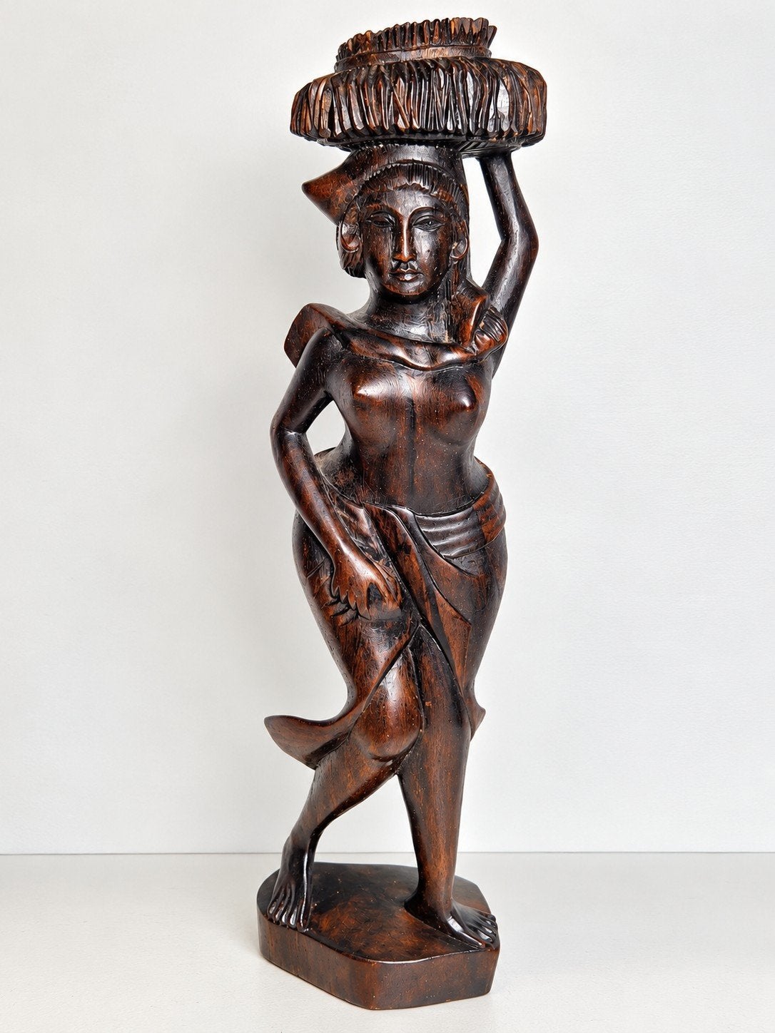 Handgesneden houten beeld van een Balinese vrouw met mand, Antiek en Kunst, Ophalen of Verzenden, Handgemaakt, 20 - 50 cm, Beeld