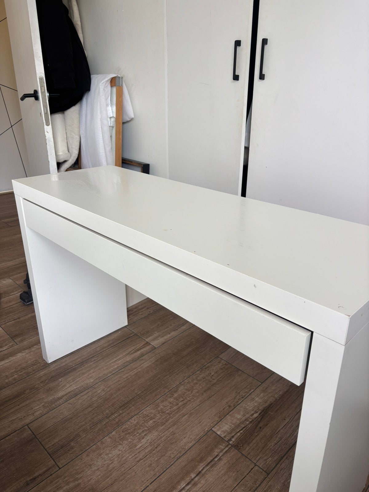 Bureau/table de travail blanc avec grand tiroir — 75€, Enlèvement, Utilisé, Bois