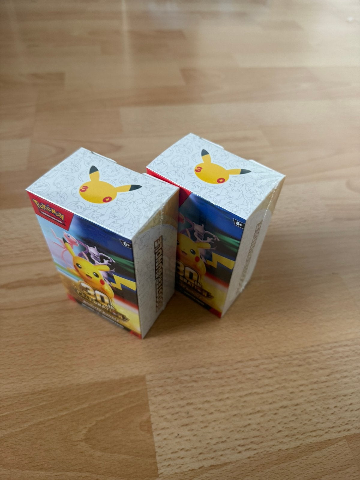 Lot de 2 boosters pour la célébration des 30 ans de Pokemon, Enlèvement ou Envoi, Neuf, Booster box