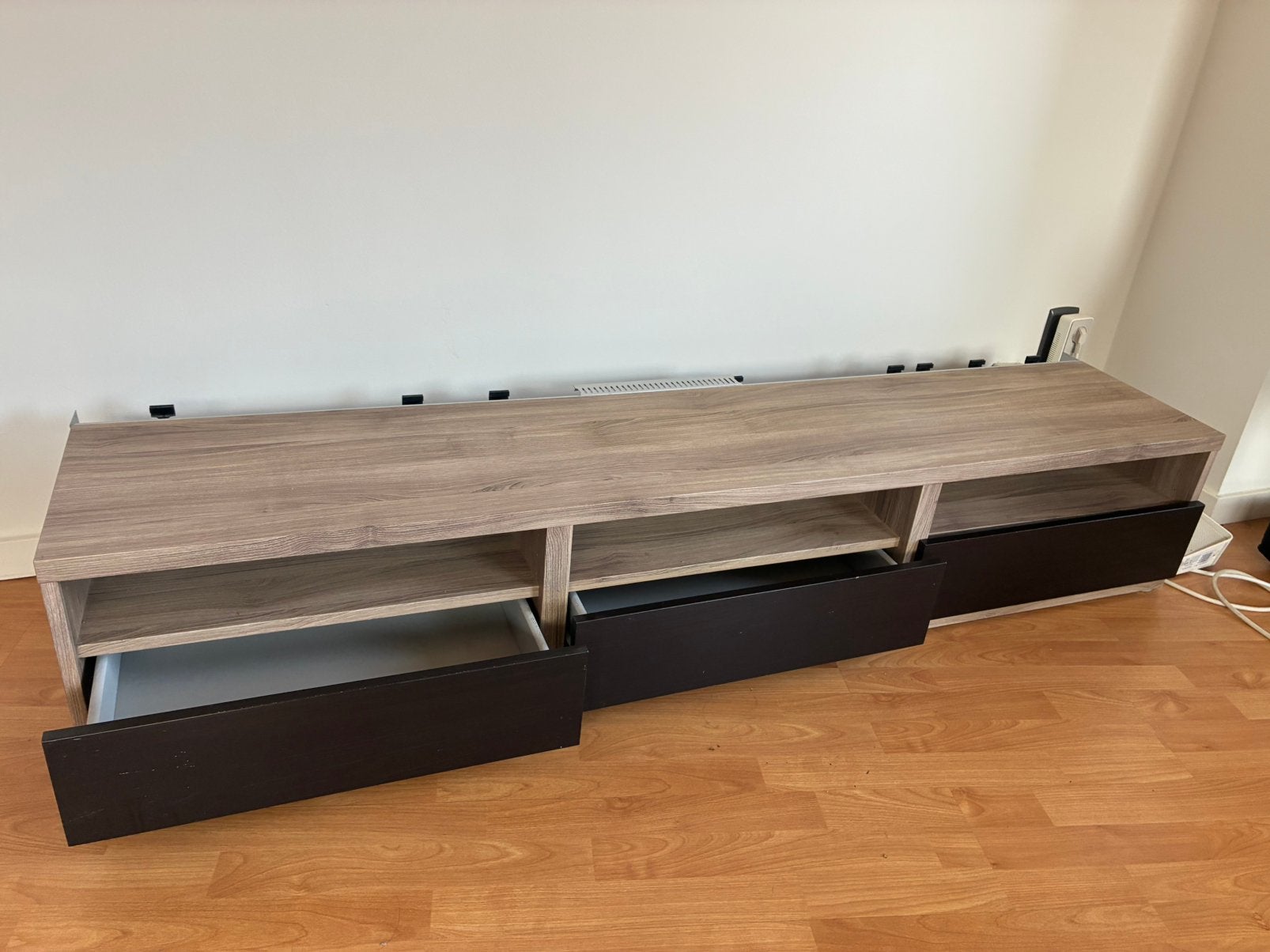 IKEA tv-meubel — grijs/walnooteffect met 3 laden 180 cm, IKEA, Ophalen, Gebruikt