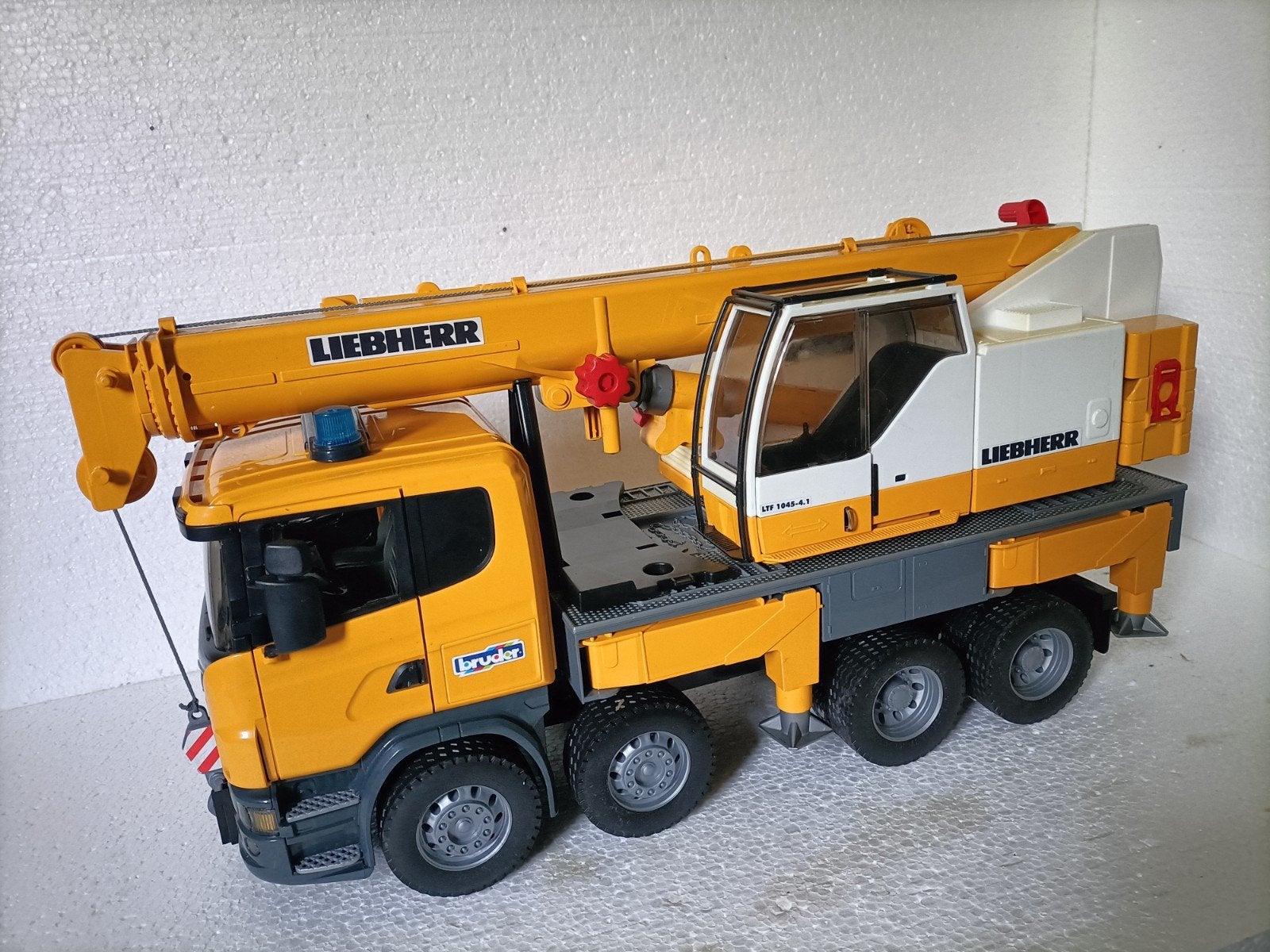 Bruder Scania R-Serie Liebherr Kraanwagen (Model 03570), Enlèvement