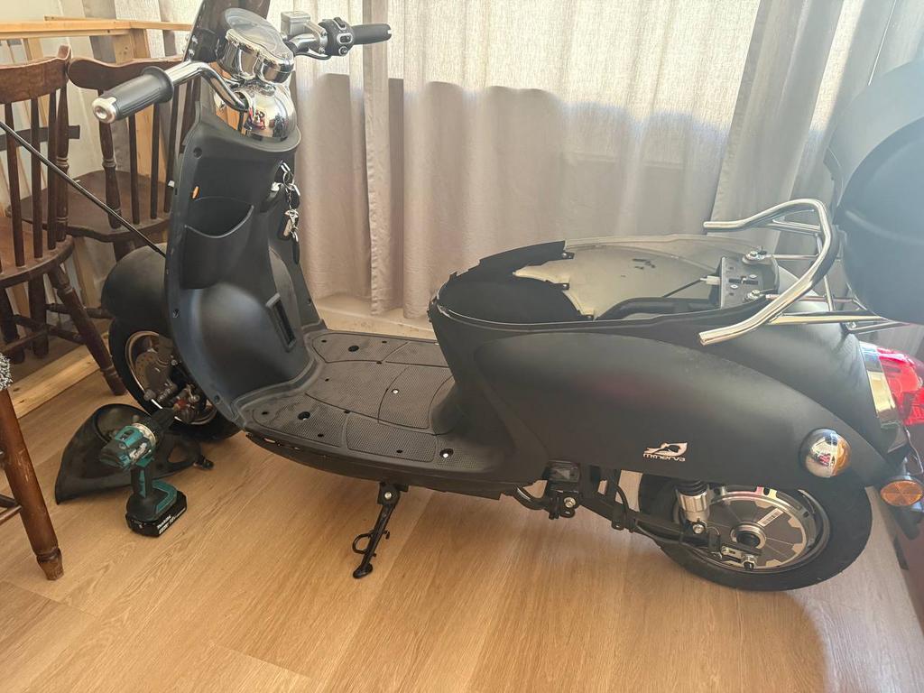 2 scooters (rood en zwart), Fietsen en Brommers, Ophalen, Zo goed als nieuw, Elektrisch