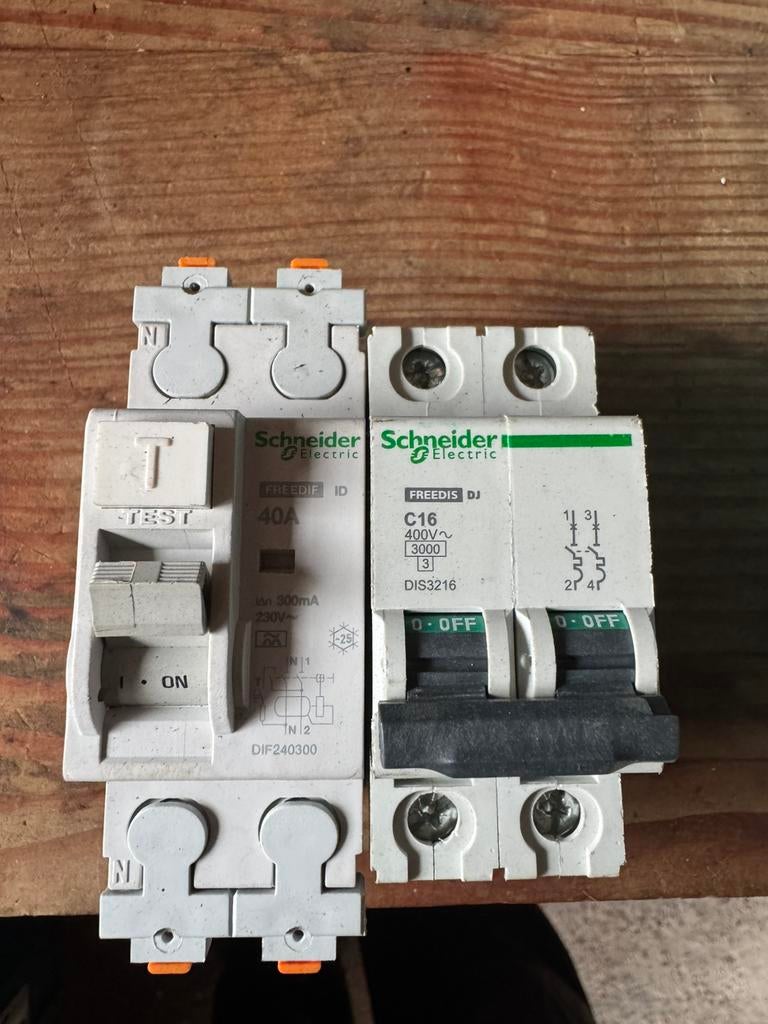 Differentieel 2p/40a/300ma en automaat 2p/16a, Doe-het-zelf en Bouw, Verzenden, Zo goed als nieuw
