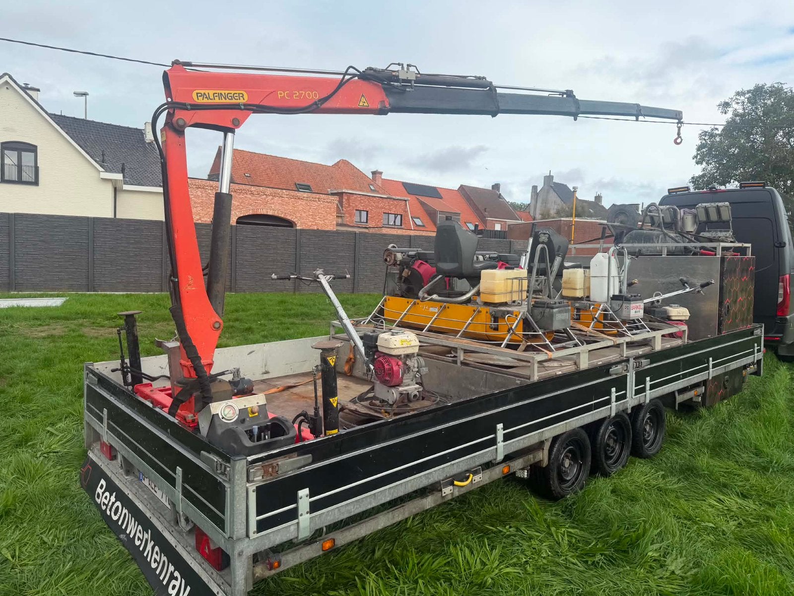 TE KOOP – PROFESSIONEEL INGERICHTE 3-ASSIGE WERFAANHANGWAGEN, Ophalen, Gebruikt