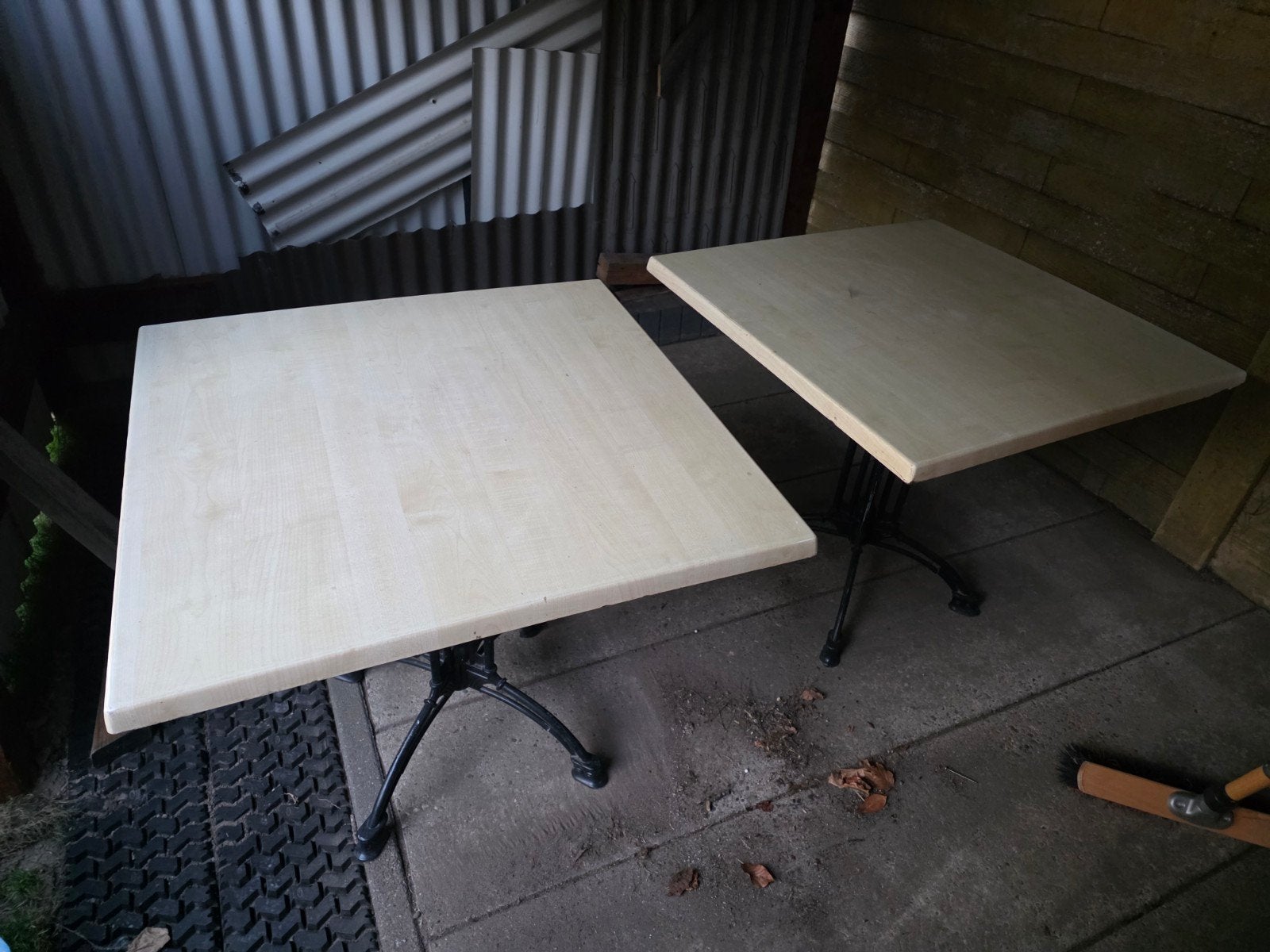 2 stevige tafels, Enlèvement