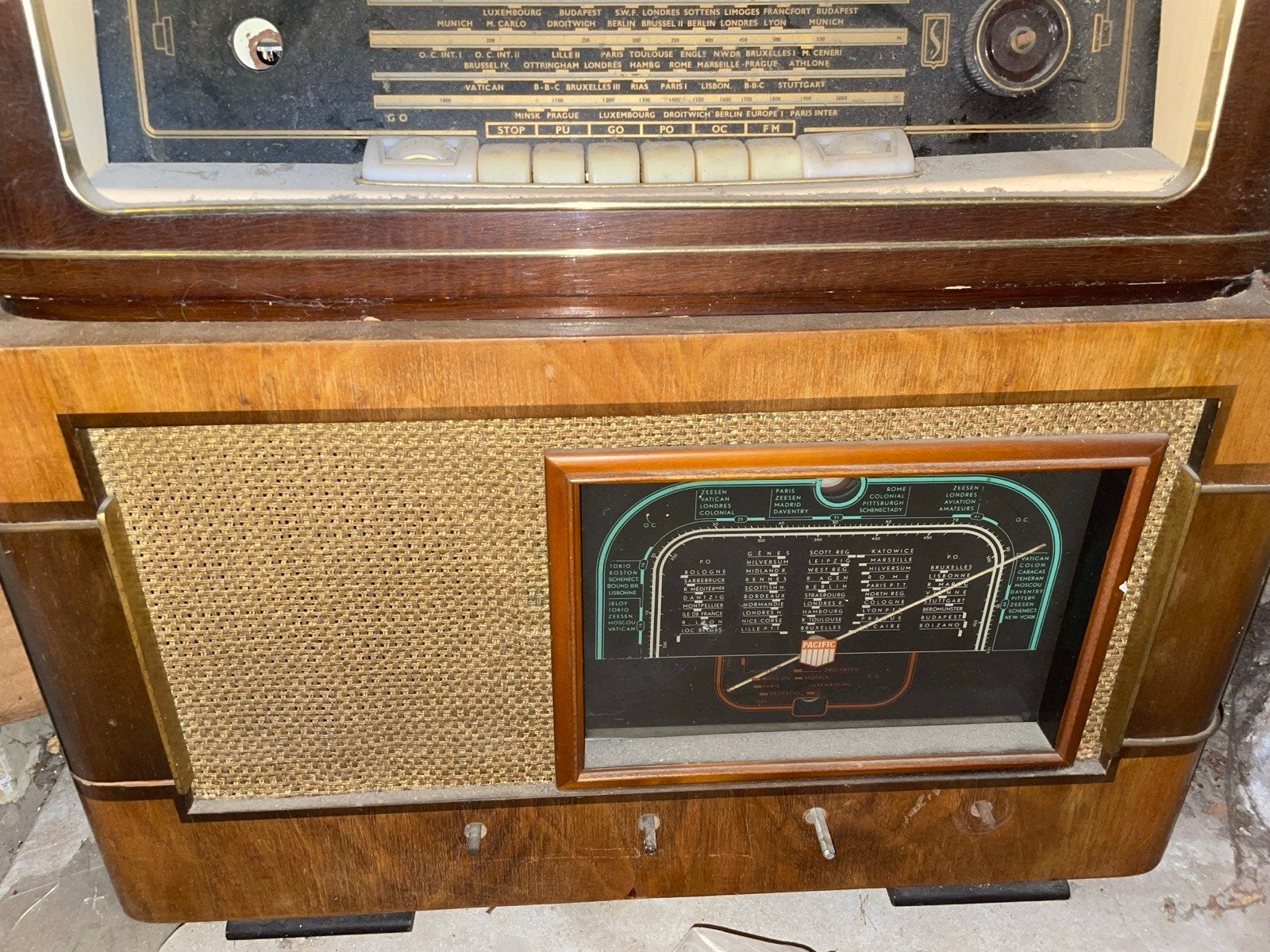 2 anciennes radios, Enlèvement