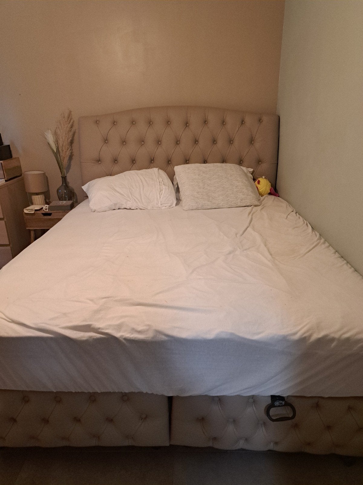 Lit 1m60x200 avec deux coffres simili cuir, Ophalen