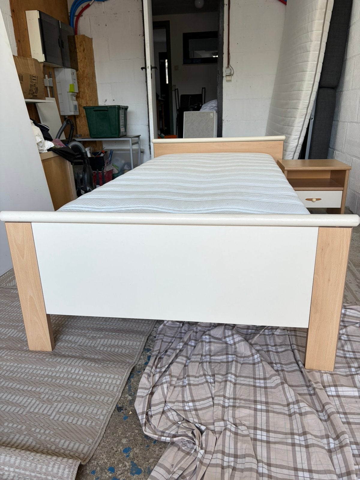 Zeer stevig eenpersoons bed met bijhorend nachtkastje, Ophalen, 90 cm, Eenpersoons, Zo goed als nieuw