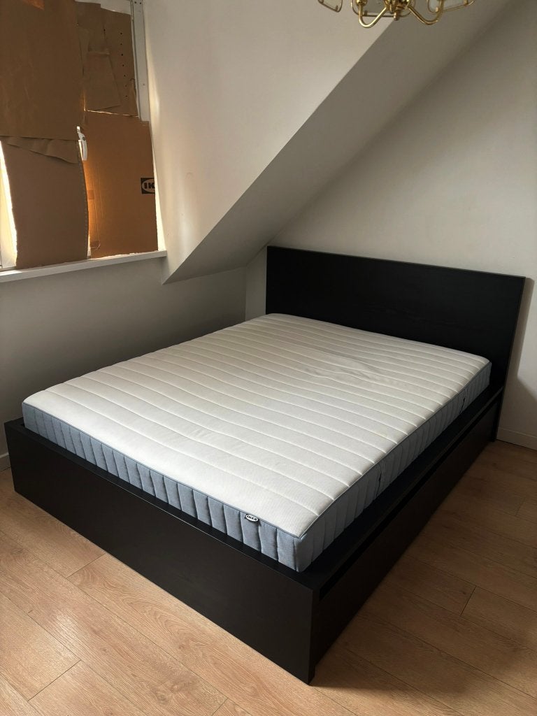 IKEA MALM bed  & VALEVÅG matras – 4 maanden oud, Ophalen, Zwart, 200 cm, 160 cm