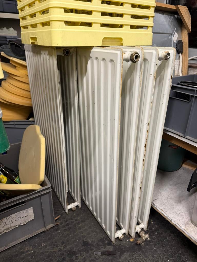 Drie radiatoren - nooit geïnstalleerd - 40 eur per stuk, Doe-het-zelf en Bouw, Verwarming en Radiatoren, Ophalen, Radiator, Zo goed als nieuw