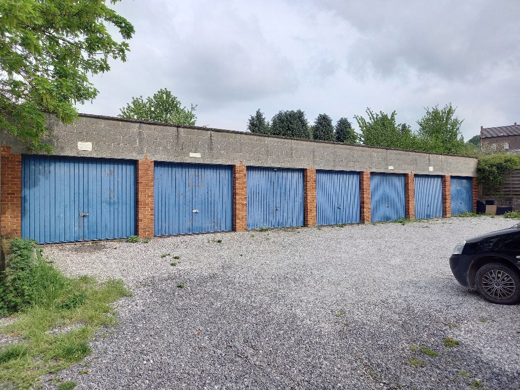 Beau garage à Aiseau, rue Binon. (A côté de Tamines)., Province de Hainaut