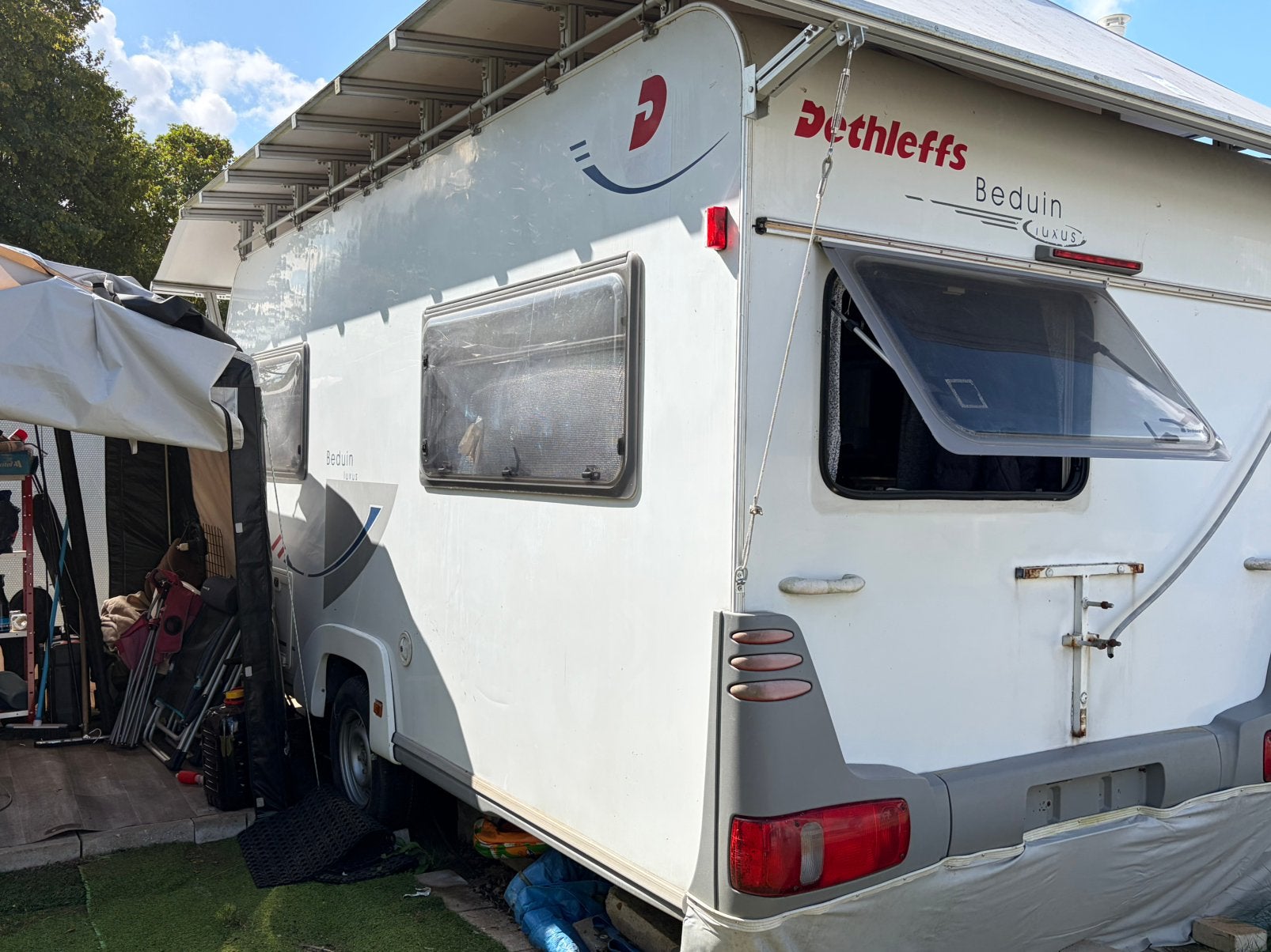 Dethleffs caravan + voortent, Caravans en Kamperen, Standaardzit, Dwarsbed, Particulier, 500 - 750 kg