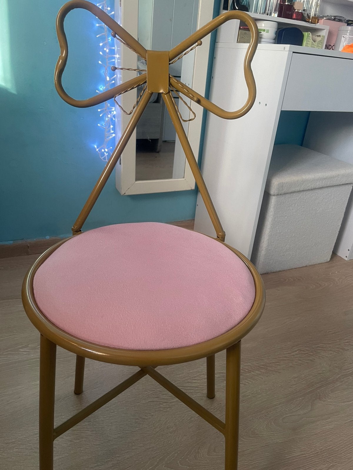 Joli nœud papillon — assise rose et cadre doré, Maison & Meubles, Chaises, Comme neuf, Une, Métal, Autres couleurs, Enlèvement