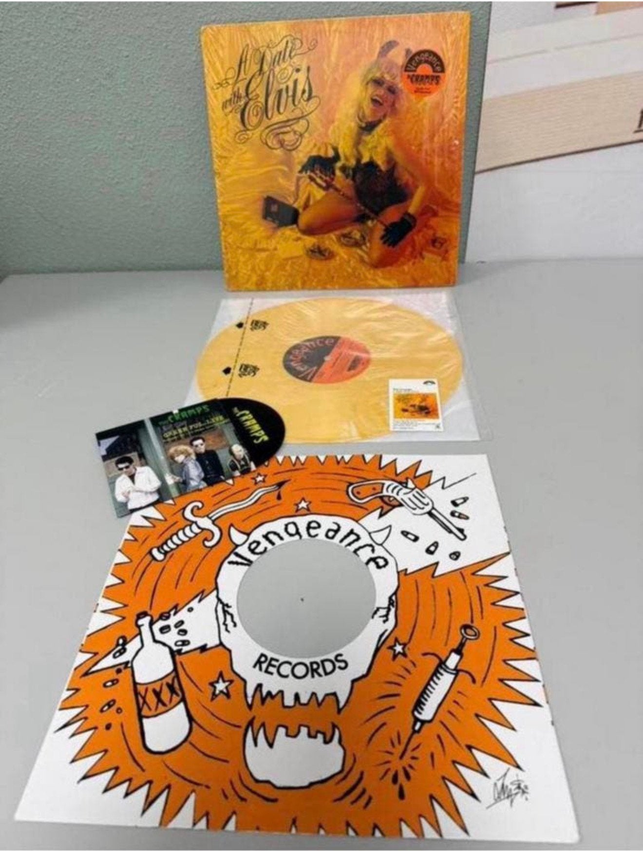 THE CRAMPS A DATE WITH ELVIS YELLOW Coloured VINYL LP + cd, Colored vinyl, Ophalen of Verzenden, Zo goed als nieuw