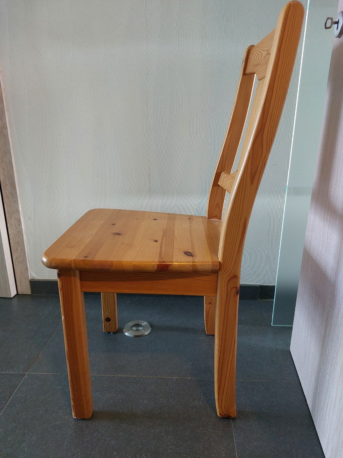 chaises en bois, Enlèvement