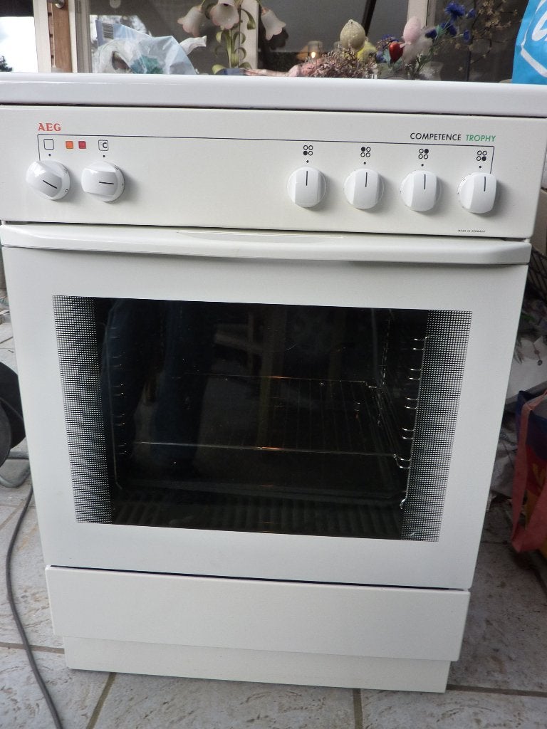 Fornuis AEG met vitrokeramische kookplaat en hete lucht oven, Ophalen, 60 cm of meer, Keramisch, 4 kookzones