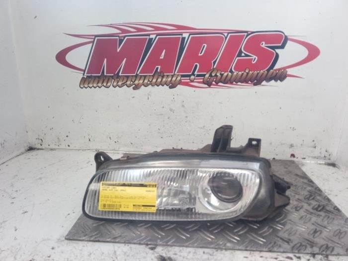 Koplamp links van een Mazda 323F, Gebruikt, -, -, Mazda