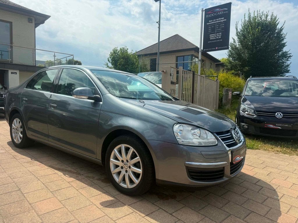 Volkswagen Jetta 1.6 benzine, Auto's, 1600 cc, Grijs, https://public.car-pass.be/vhr/a4855a71-1857-4986-aeb9-217511312e3b, Euro 4