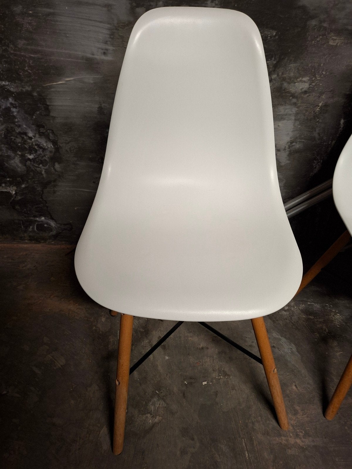 Scandinavische eetkamerstoelen wit met houten poten, Huis en Inrichting, Stoelen, Kunststof, Wit, Ophalen