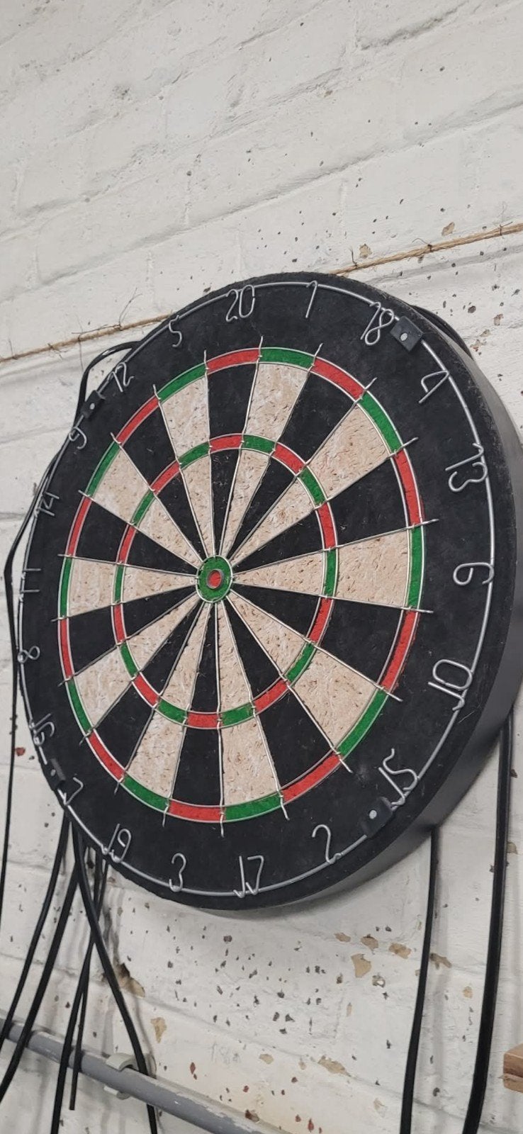 darts met 1 of meerder setjes pijlen, Enlèvement, Comme neuf, Cible de fléchettes avec fléchettes