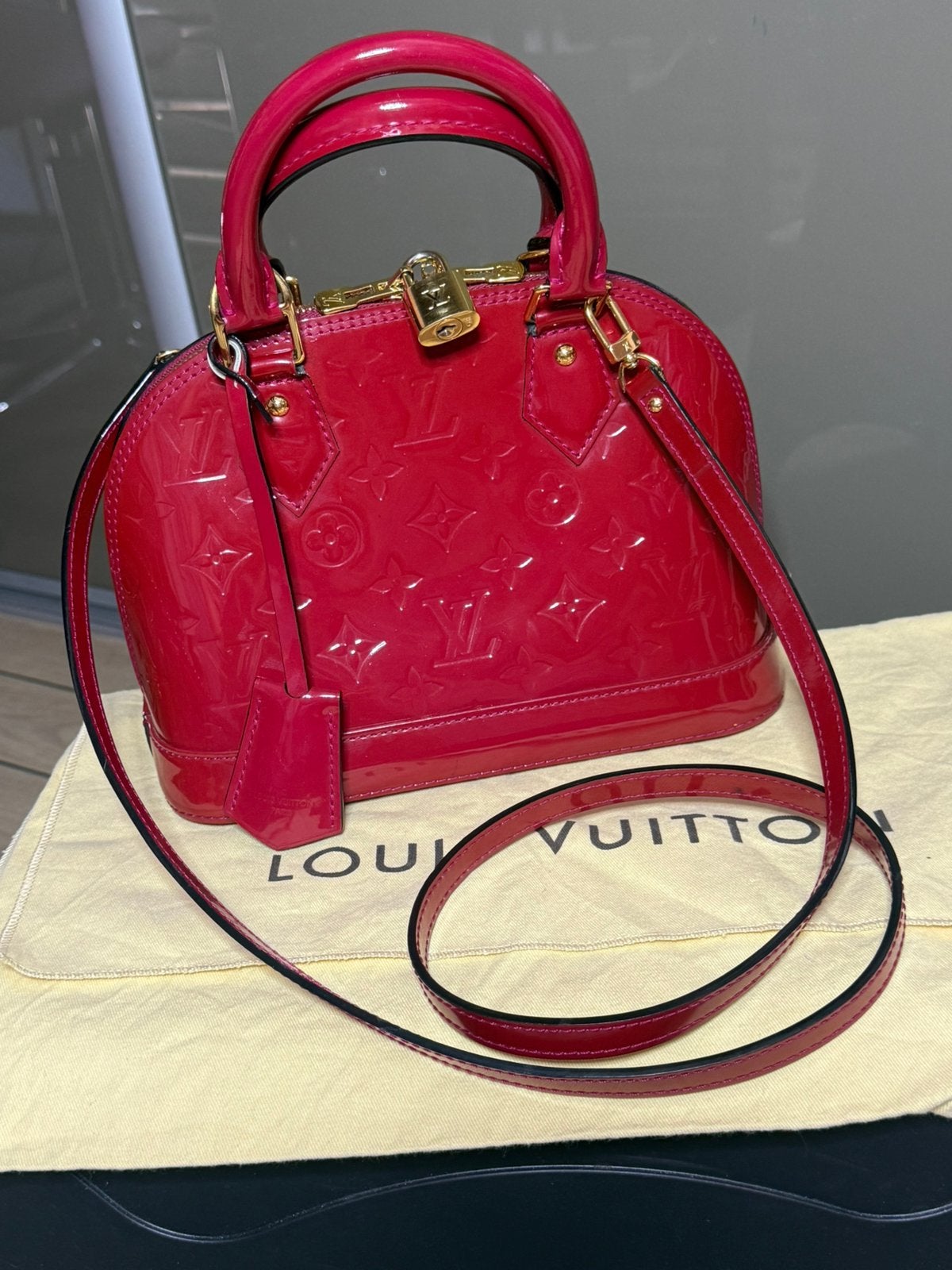Authentiek Alma bb Louis Vuitton rood lakleer, Handtassen en Accessoires, Tassen | Damestassen, Ophalen of Verzenden, Zo goed als nieuw