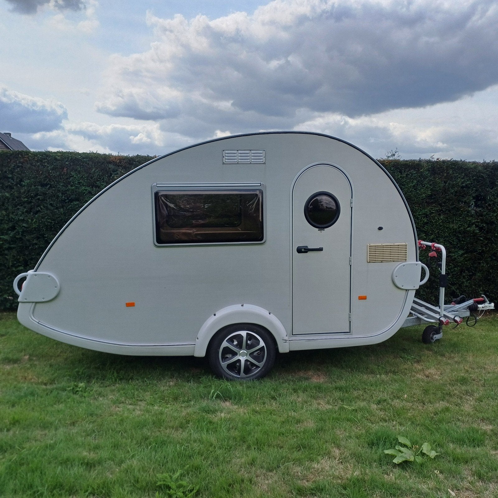 Coole T@b 320. Met fietsendrager, 550kg leeg, Caravans en Kamperen, Rondzit, Particulier, 500 - 750 kg, Koelkast