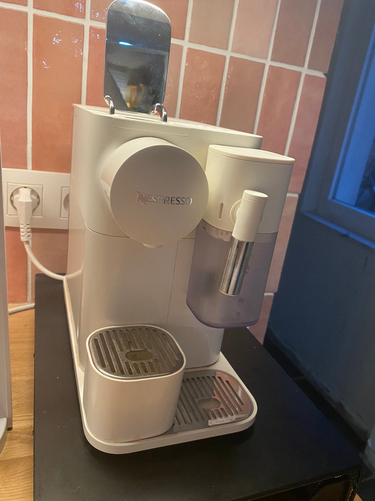Nespresso Lattissima One + gratis capsulehouder 60 stuks, Elektronische apparatuur, Ophalen, Zo goed als nieuw, Koffiemachine