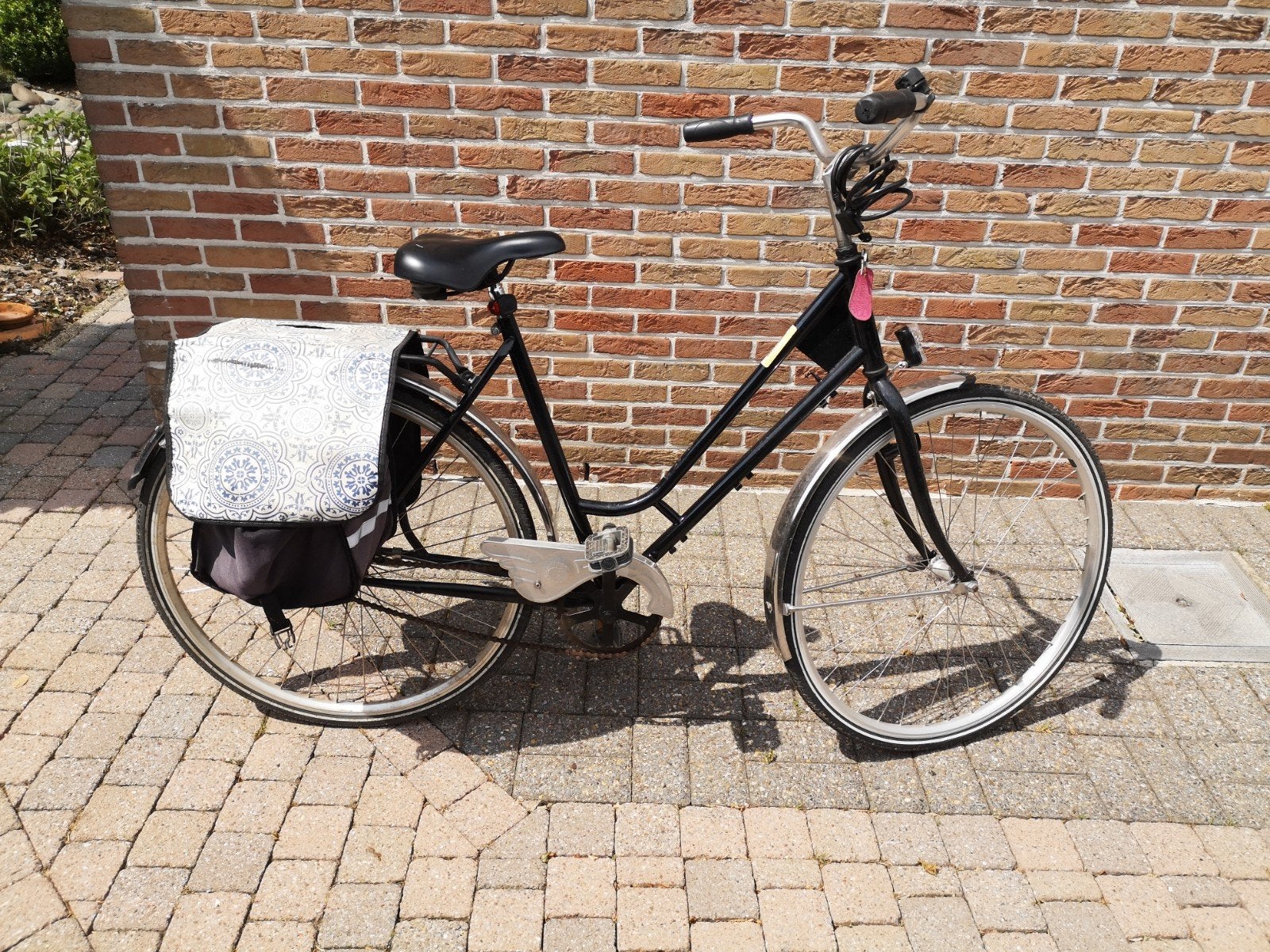 Retro zwarte damesfiets, Enlèvement