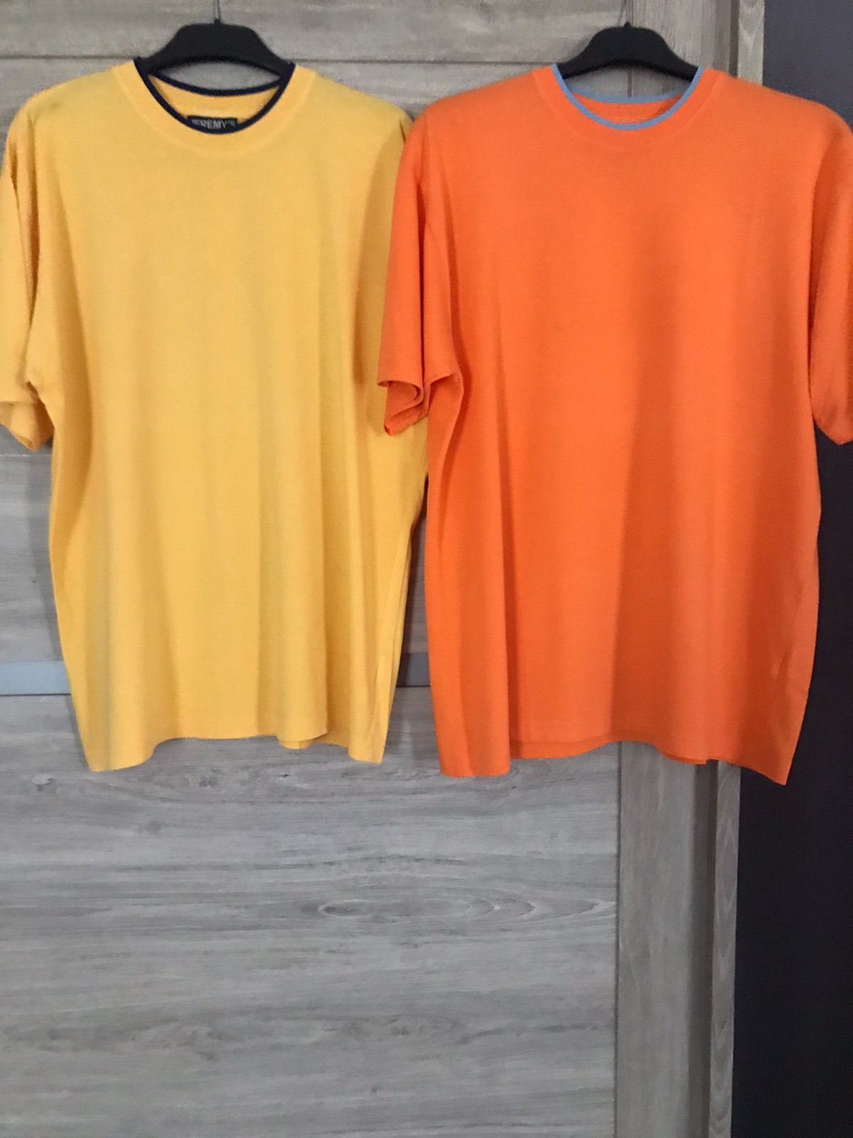 A vendre 2 TEE-SHIRTS HOMMES. Taille : L., Comme neuf