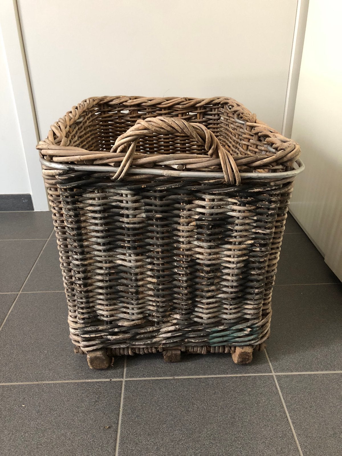 Rieten mand van industriele wasserij, Ophalen, Gebruikt, Landelijk, Beige